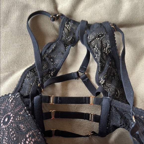 Victoria’s Secret, Very Sexy, Push-Up, Strappy Black Lace Bra, Size 32D, Used - Picture 3 of 11